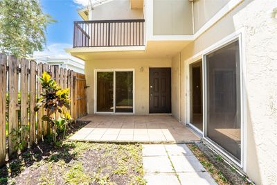 702 Commodore Dr, Townhouse with 2 bedrooms, 2 bathrooms and null parking in Plantation FL | Image 3