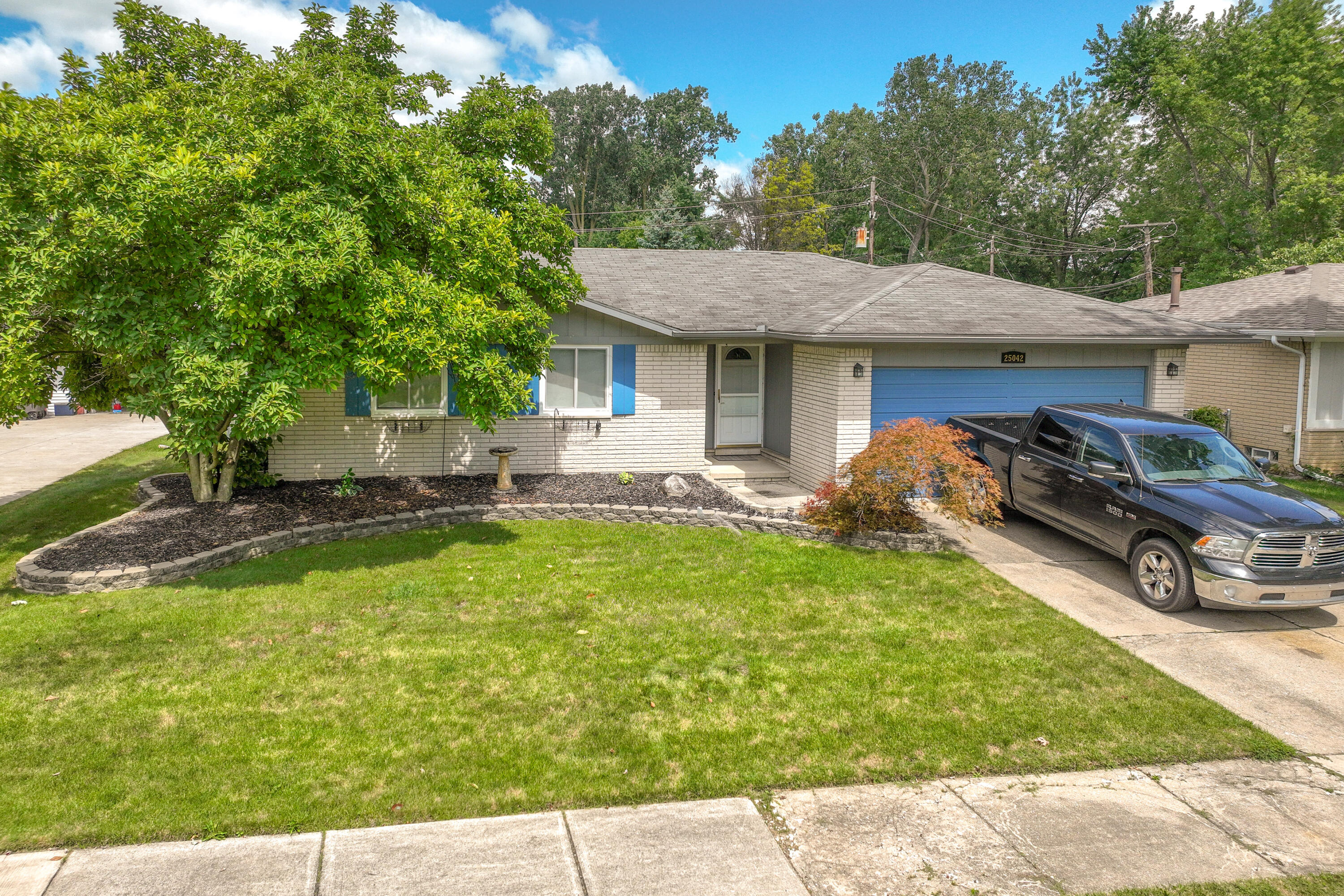 Leroy St, Taylor, MI 48180