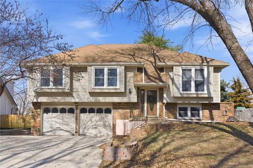 1924 E Sheridan Bridge Ln, Olathe, KS, 66062-2324 | Card Image