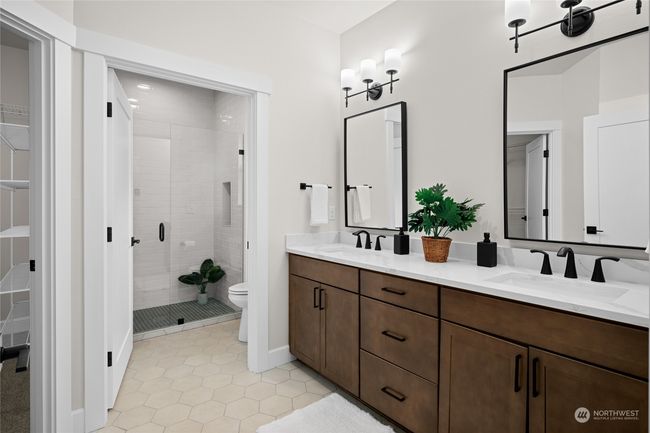 Primary Bathroom | Image 18