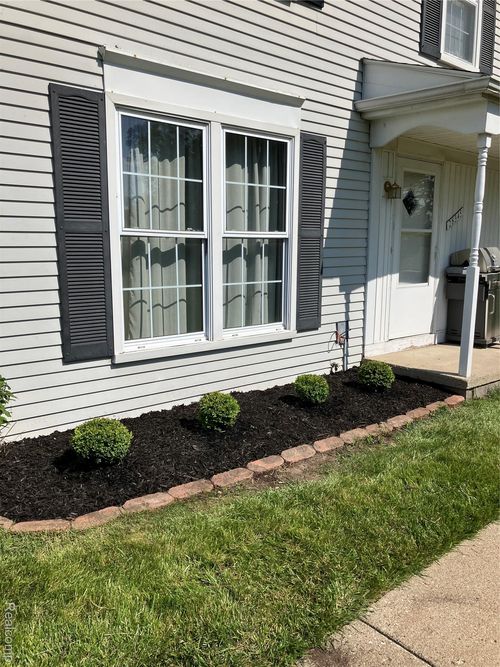 28345 Greenbriar Way, Brownstown Twp, MI, 48183-5014 | Card Image