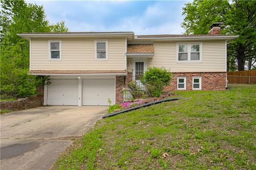 823 Englewood St, Lansing, KS, 66043-1428 | Card Image
