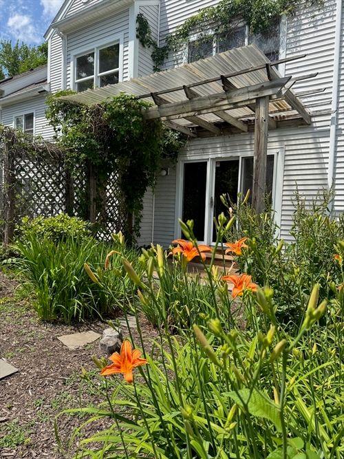 20-20 Salem Pl, Amherst, MA, 01002-1885 | Card Image
