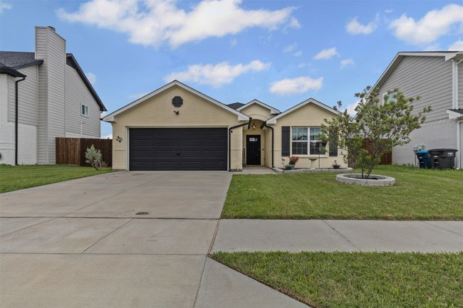 Ranch-style home with driveway and an attached garage | Image 33