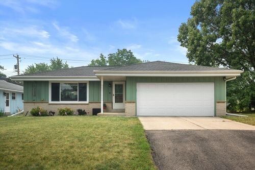 9537 W Sarasota Pl, Wauwatosa, WI, 53222-1560 | Card Image