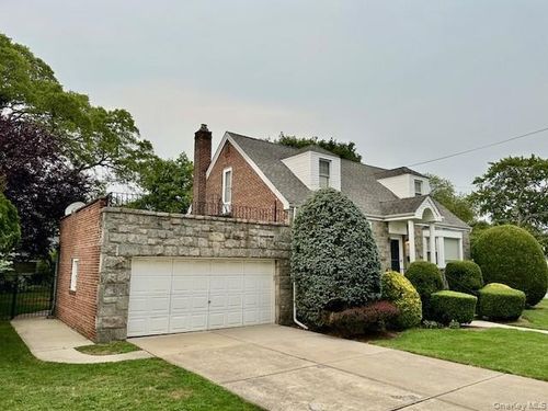 4 Doncaster Rd, Malverne, NY, 11565-1015 | Card Image