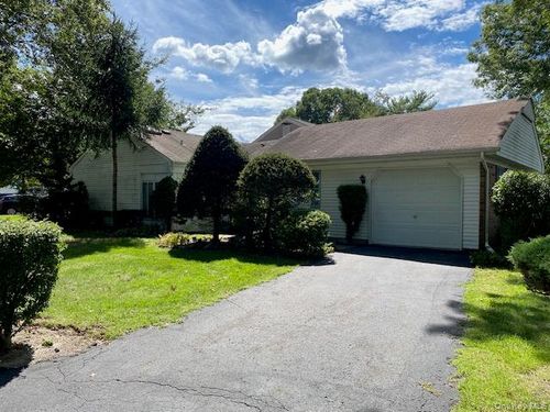 39 Freemont Ln, Coram, NY, 11727-3242 | Card Image