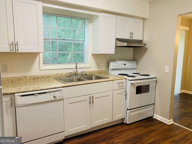 B - 1069 Laurel Ln Nw, Home with 3 bedrooms, 2 bathrooms and 2 parking in Conyers GA | Image 4