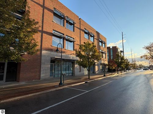 137 Lake Ave, Traverse City, MI, 49684-2530 | Card Image