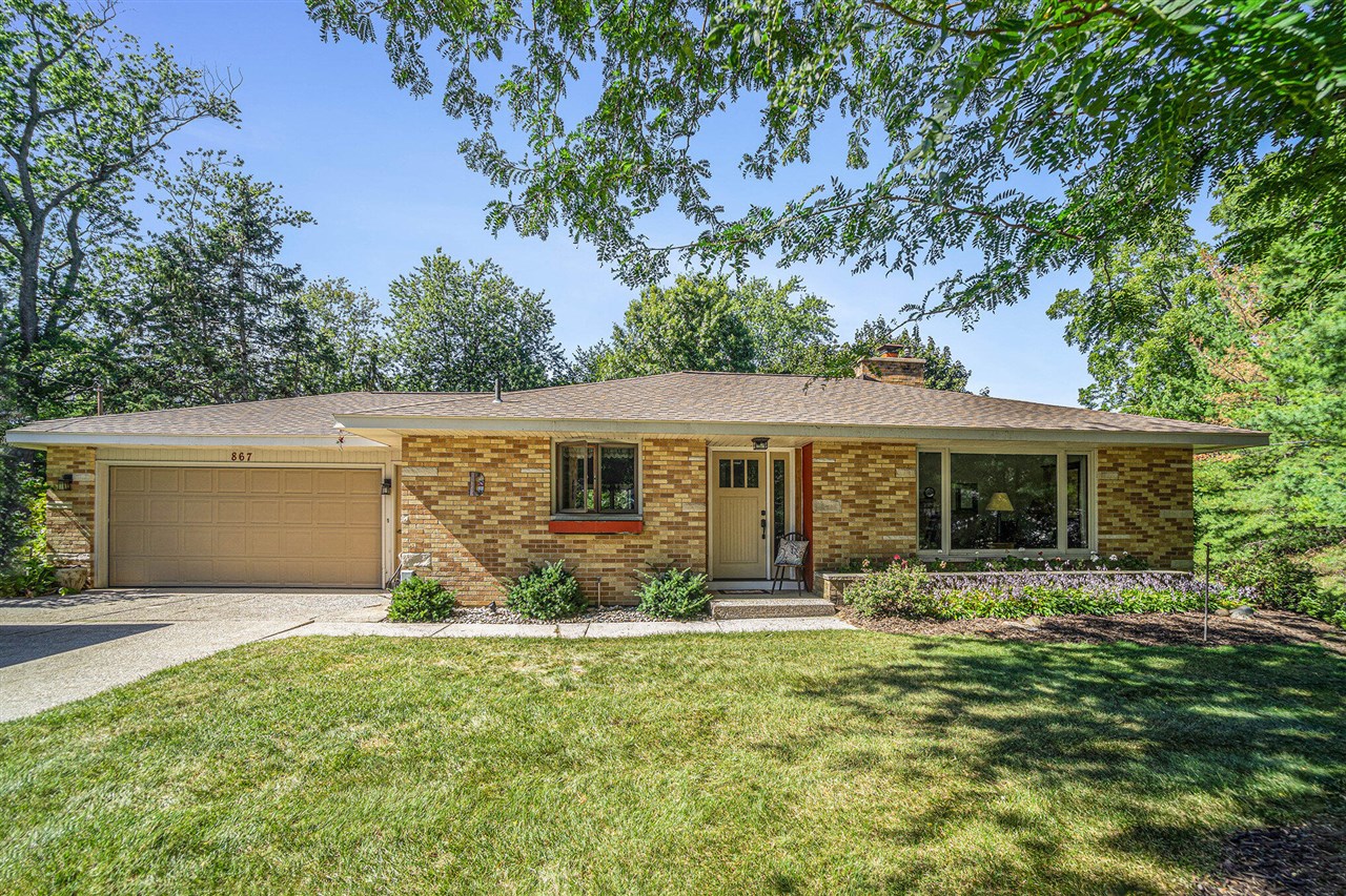 Paw Paw Dr, Holland, MI 49423