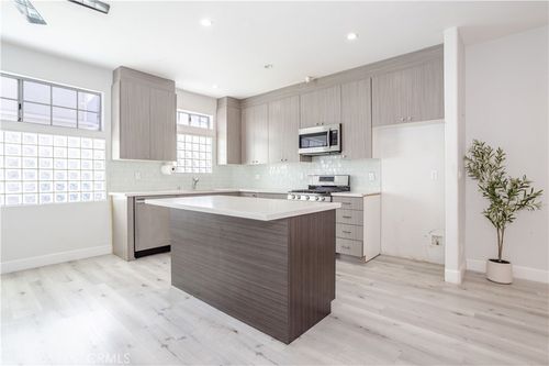 28-18347 Saticoy St, Reseda, CA, 91335-2969 | Card Image