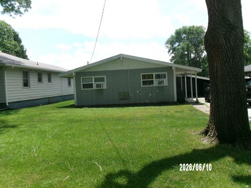 423 W Chestnut St, Hoopeston, IL, 60942-1730 | Card Image