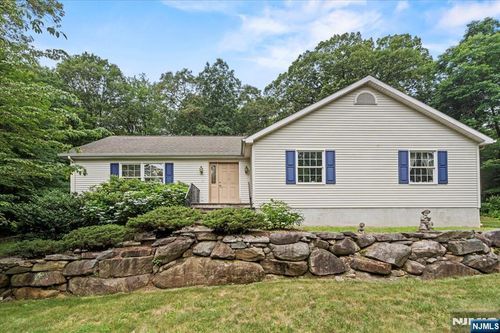 64 Stag Hill Rd, Mahwah, NJ, 07430-1027 | Card Image