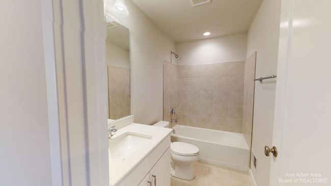 Upper Level Full Bathroom | Image 24