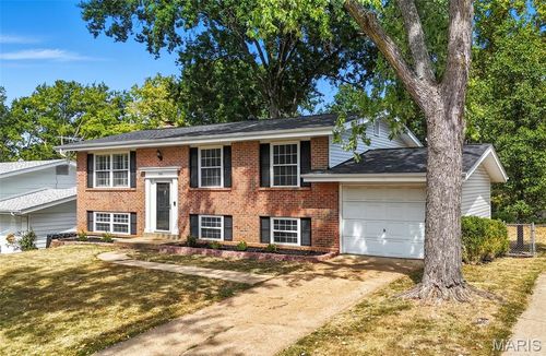 1071 Briarhurst Dr, Manchester, MO, 63021-6833 | Card Image