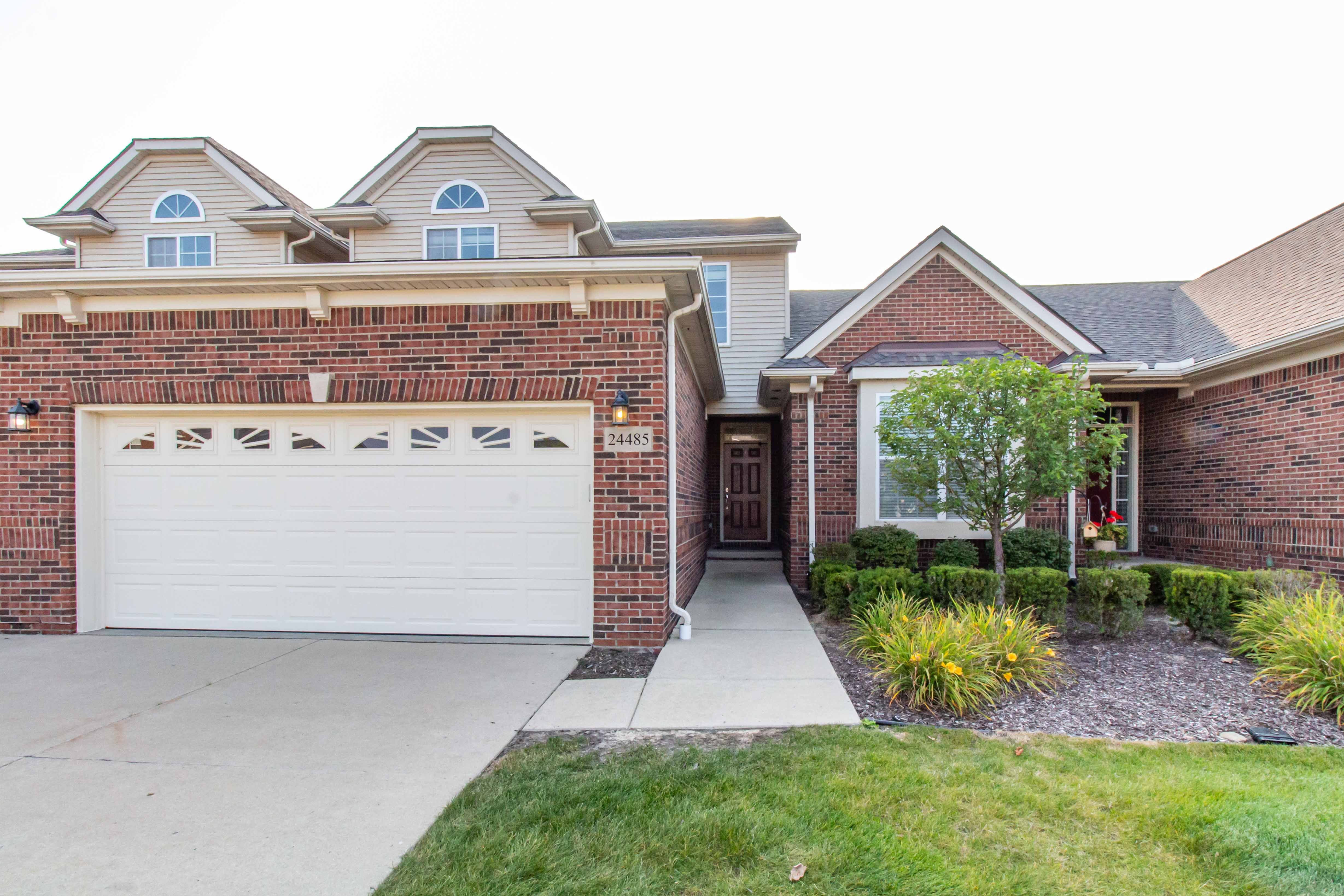 Rosemont Dr, South Lyon, MI 48178