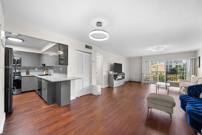 APT-402 - 17800 Atlantic Blvd, Condo with 1 bedrooms, 2 bathrooms and null parking in Sunny Isles Beach FL | Image 5