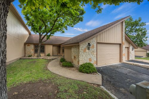 11 Oaks Place, Lago Vista, TX, 78645 | Card Image