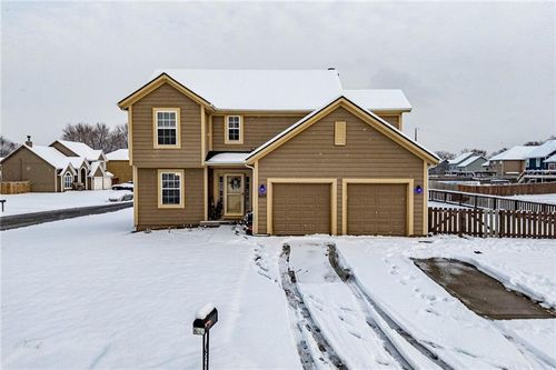 620 River Falls Rd, Edwardsville, KS, 66111-3570 | Card Image