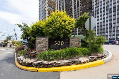 300 Winston Dr, Cliffside Park, NJ, 07010-3236 | Card Image