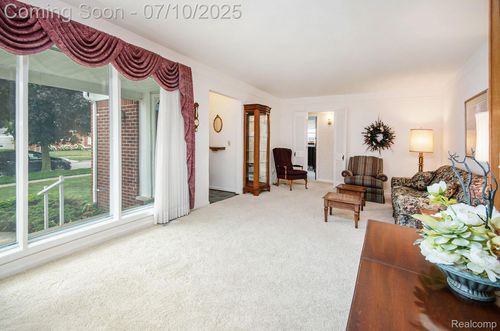 6147 Dwight St, Dearborn Heights, MI, 48127-3923 | Card Image