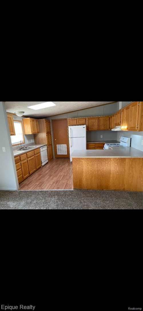 13 Fox Hound Ct, Grand Blanc, MI, 48439-8172 | Card Image