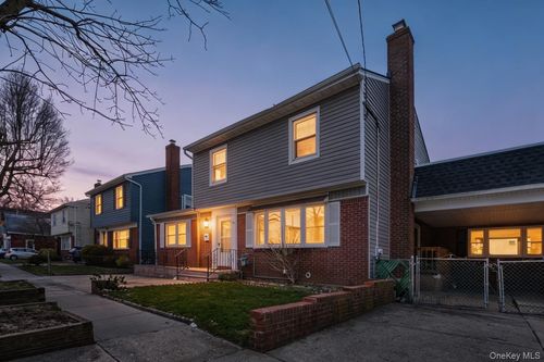 305 8th St, New Hyde Park, NY, 11040-5513 | Card Image