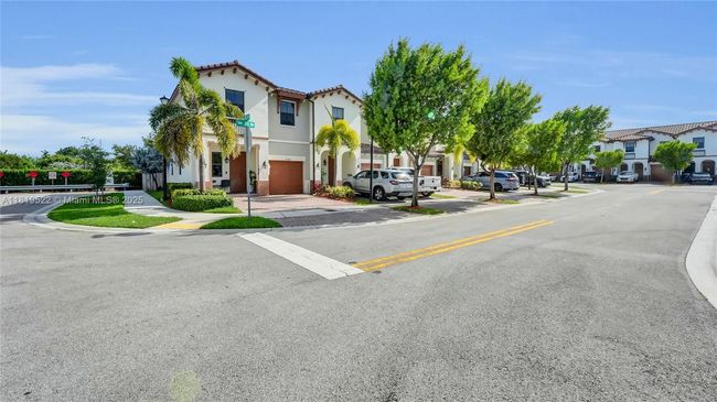 10380 Nw 88 Th Ter, Townhouse with 4 bedrooms, 3 bathrooms and null parking in Doral FL | Image 4