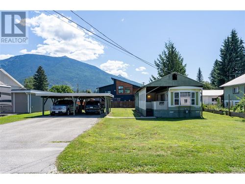 802 Center St, Revelstoke, BC, V0E2S1 | Card Image