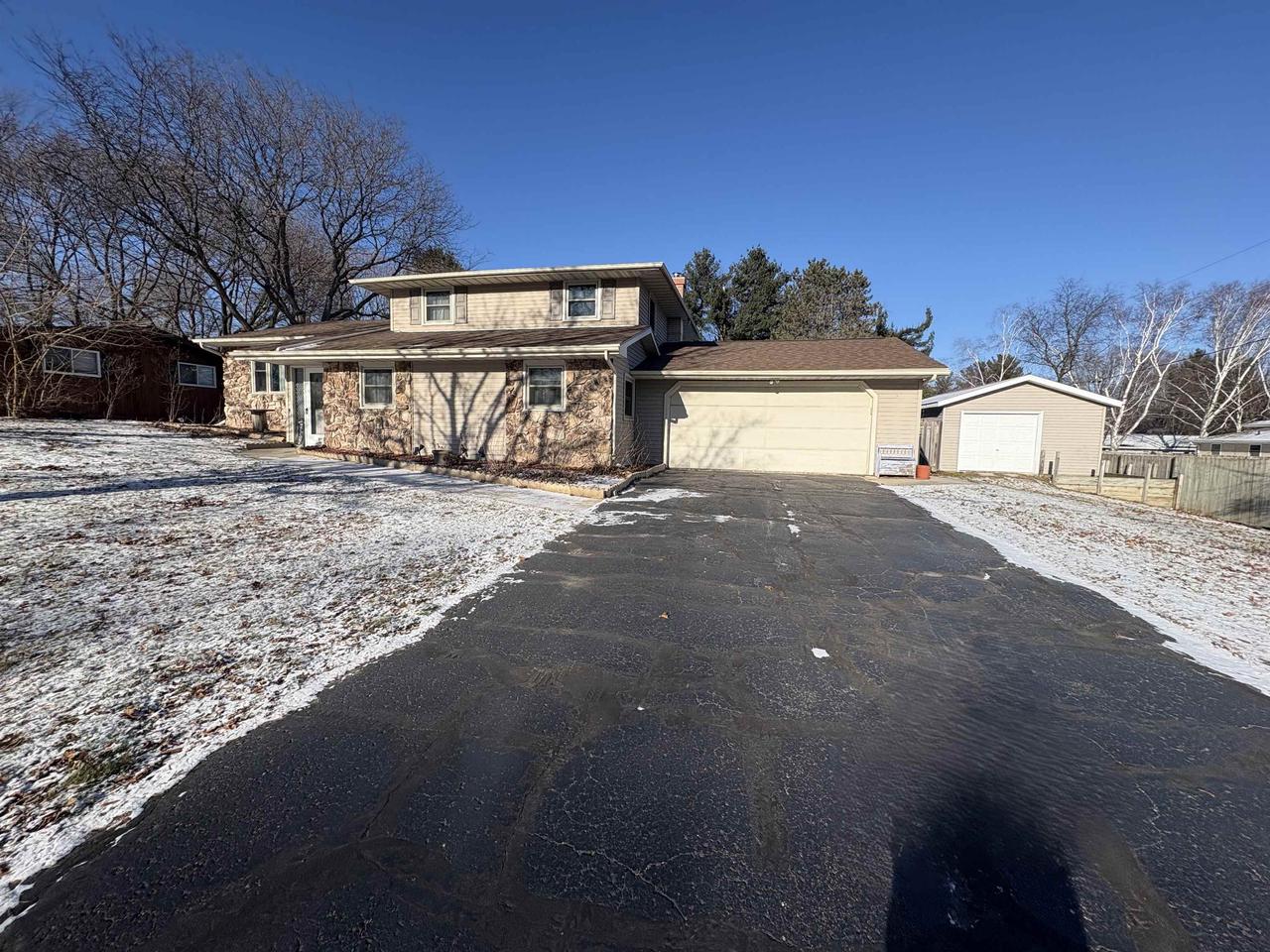 Hazelwood Ln, Green Bay, WI 54304