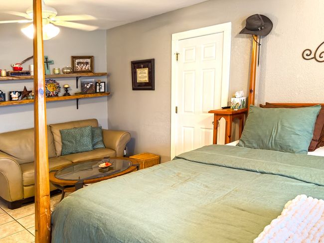 702 E Schubert St, House other with 3 bedrooms, 3 bathrooms and 2 parking in Fredericksburg TX | Image 17