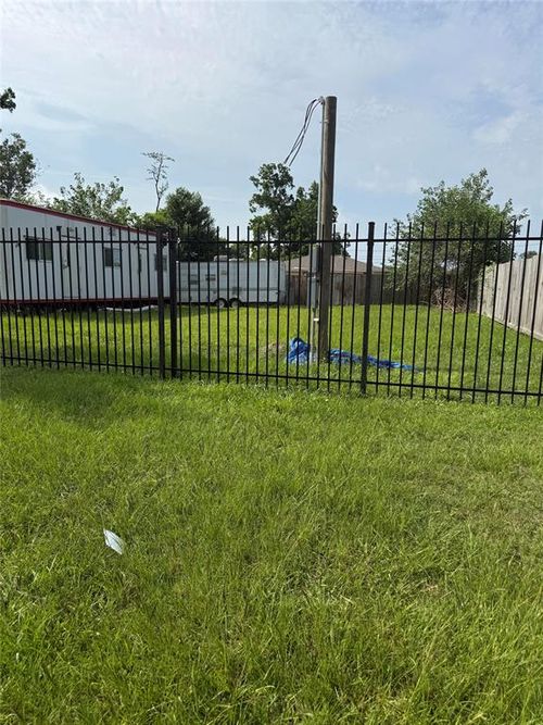 845 S Victory Dr, Houston, TX, 77088-6357 | Card Image