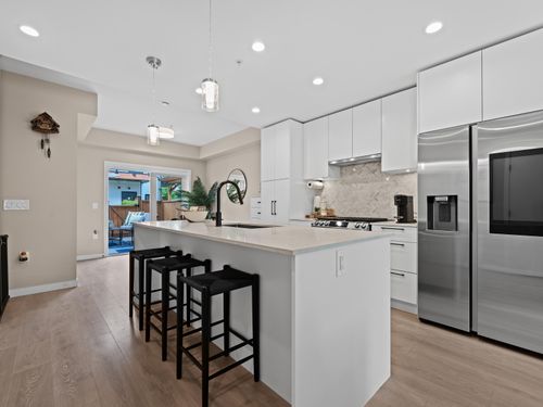 161-565 E 2nd St, North Vancouver, BC, V7L | Card Image
