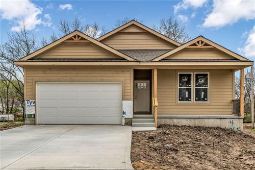 4 Highland Cir, Smithville, MO, 64089-8612 | Card Image