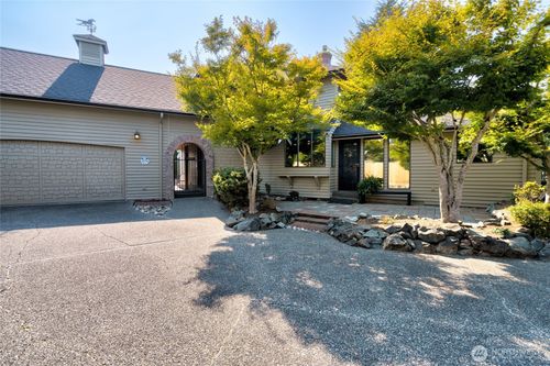627 N Waugh Rd, Mount Vernon, WA, 98273-9469 | Card Image