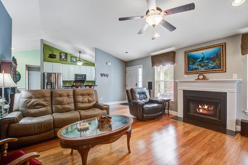 102 Wyndham Dr, Summerville, SC, 29485-8987 | Card Image