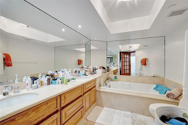 APT-1412 - 16425 Collins Ave, Condo with 2 bedrooms, 2 bathrooms and null parking in Sunny Isles Beach FL | Image 11