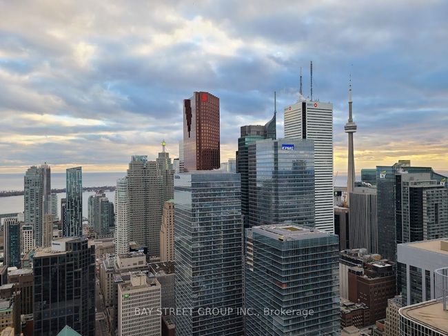 5709 - 197 Yonge St, Condo with 3 bedrooms, 2 bathrooms and 1 parking in Toronto ON | Image 9