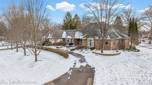 5867 Bravo Ct, Orchard Lake, MI, 48324-2911 | Card Image