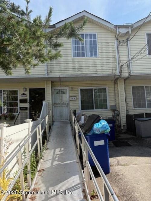 202 Chestnut Ave, Staten Island, NY, 10305-1709 | Card Image