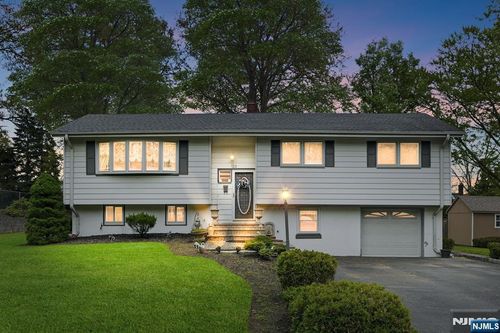 123 Cosman St, Twp Washingtn, NJ, 07676-5242 | Card Image