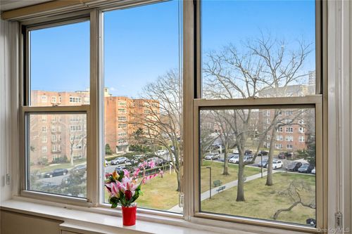 4e-18-40 W 211th St, New York, NY, 10034 | Card Image