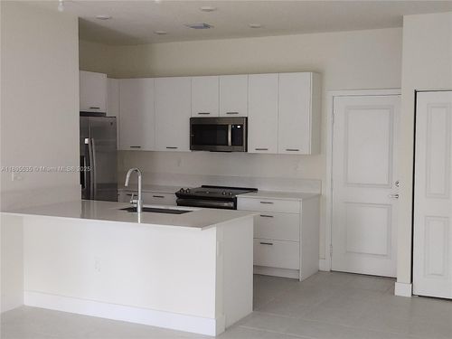 8040-8040 Nw 42nd St, Doral, FL, 33166-5892 | Card Image