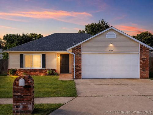1105 W 22nd St, Claremore, OK, 74017-6226 | Card Image