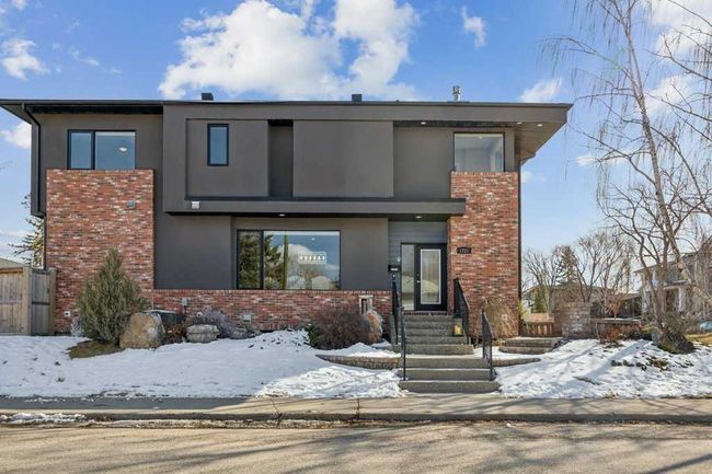 1721 44 Avenue Sw, Home with 4 bedrooms, 3 bathrooms and 2 parking in Calgary AB | Image 2