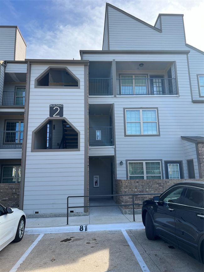 View of building exterior with uncovered parking | Image 12