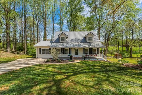 1548 Castell Ln, Hickory, NC, 28601-8137 | Card Image