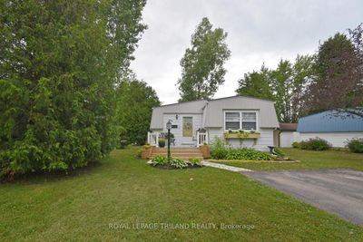 299 Glen Abbey Crt, House other with 2 bedrooms, 2 bathrooms and 2 parking in Grand Bend ON | Image 2