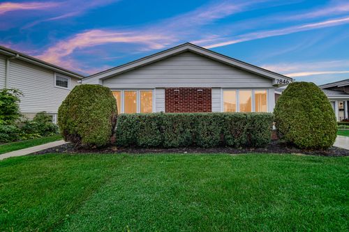 7846 Maple St, Morton Grove, IL, 60053-1649 | Card Image