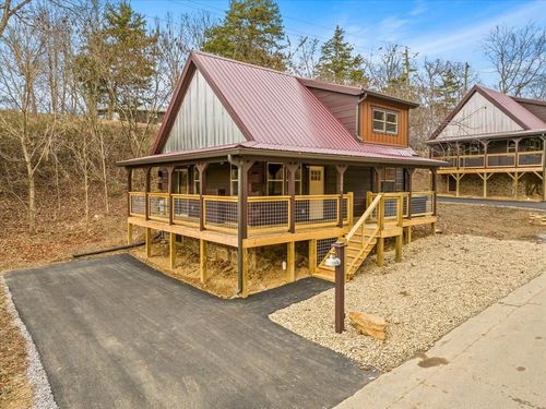 2222 Alpine Village Way, Pigeon Forge, TN, 37863-3258 | Card Image